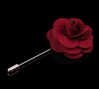 JAKKESLAGSNÅL, vinrød rose der fuldender jakkesættet 